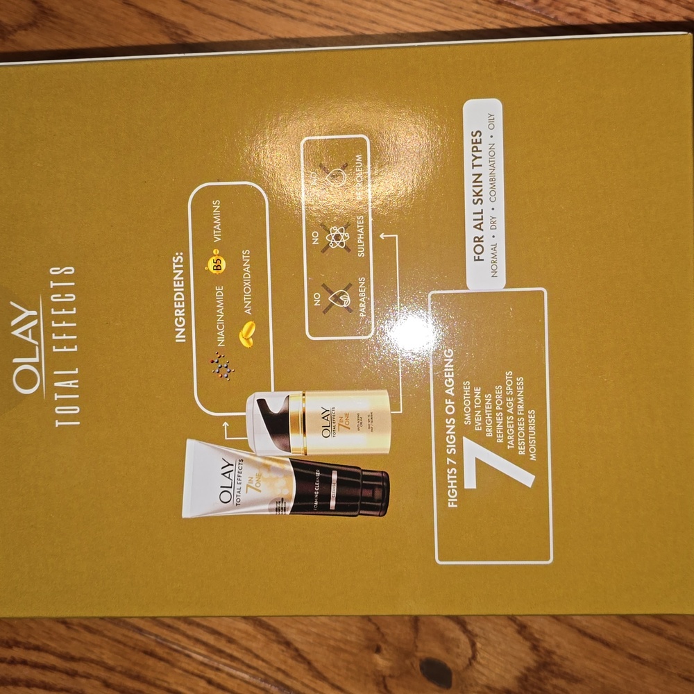 Olay Gift Set - Picture 7 of 7